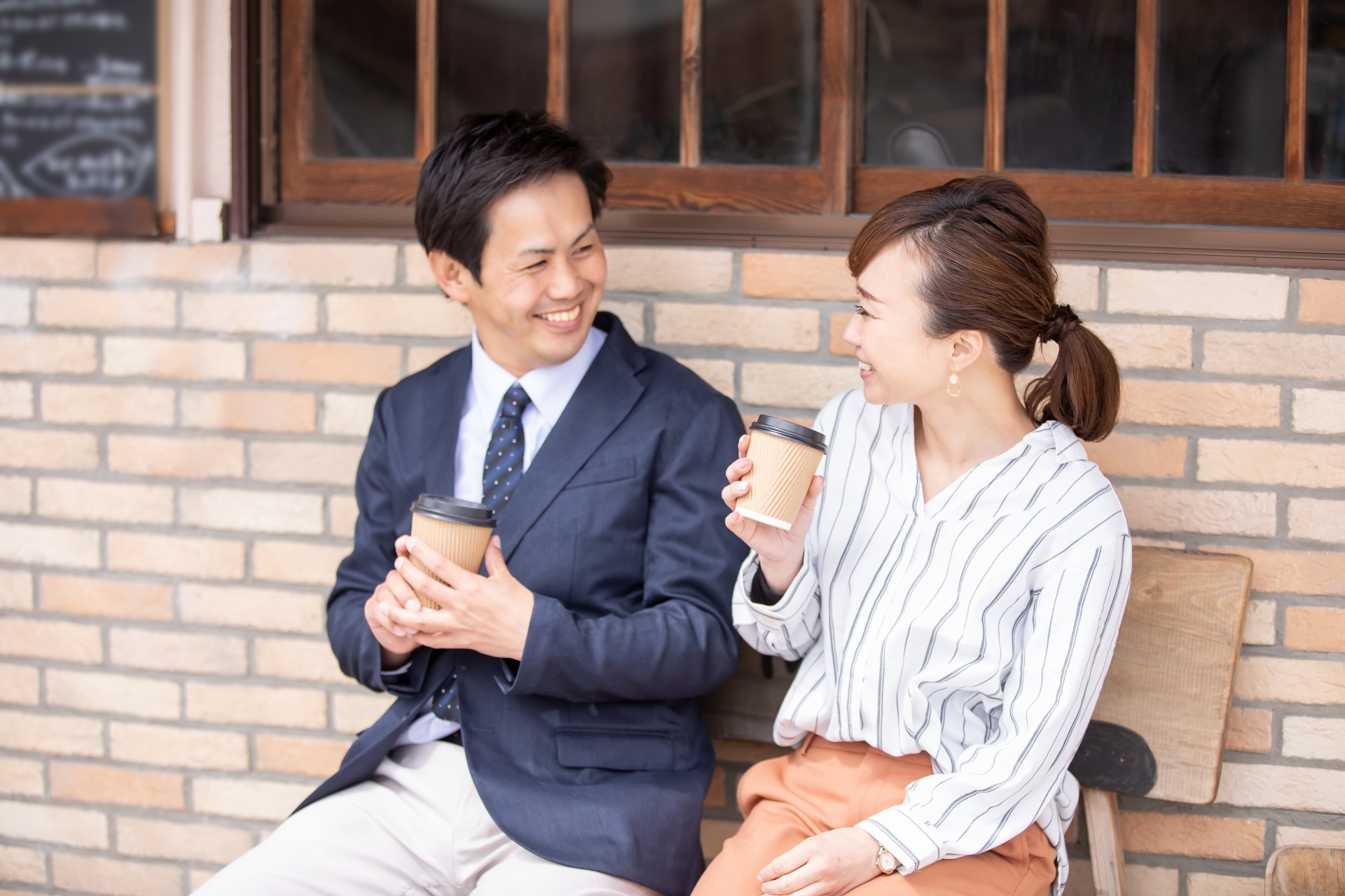 結婚に向けて真剣に話し合う日本人カップル