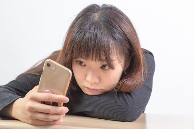 トラブル時に冷静に対処を考える30代日本人女性