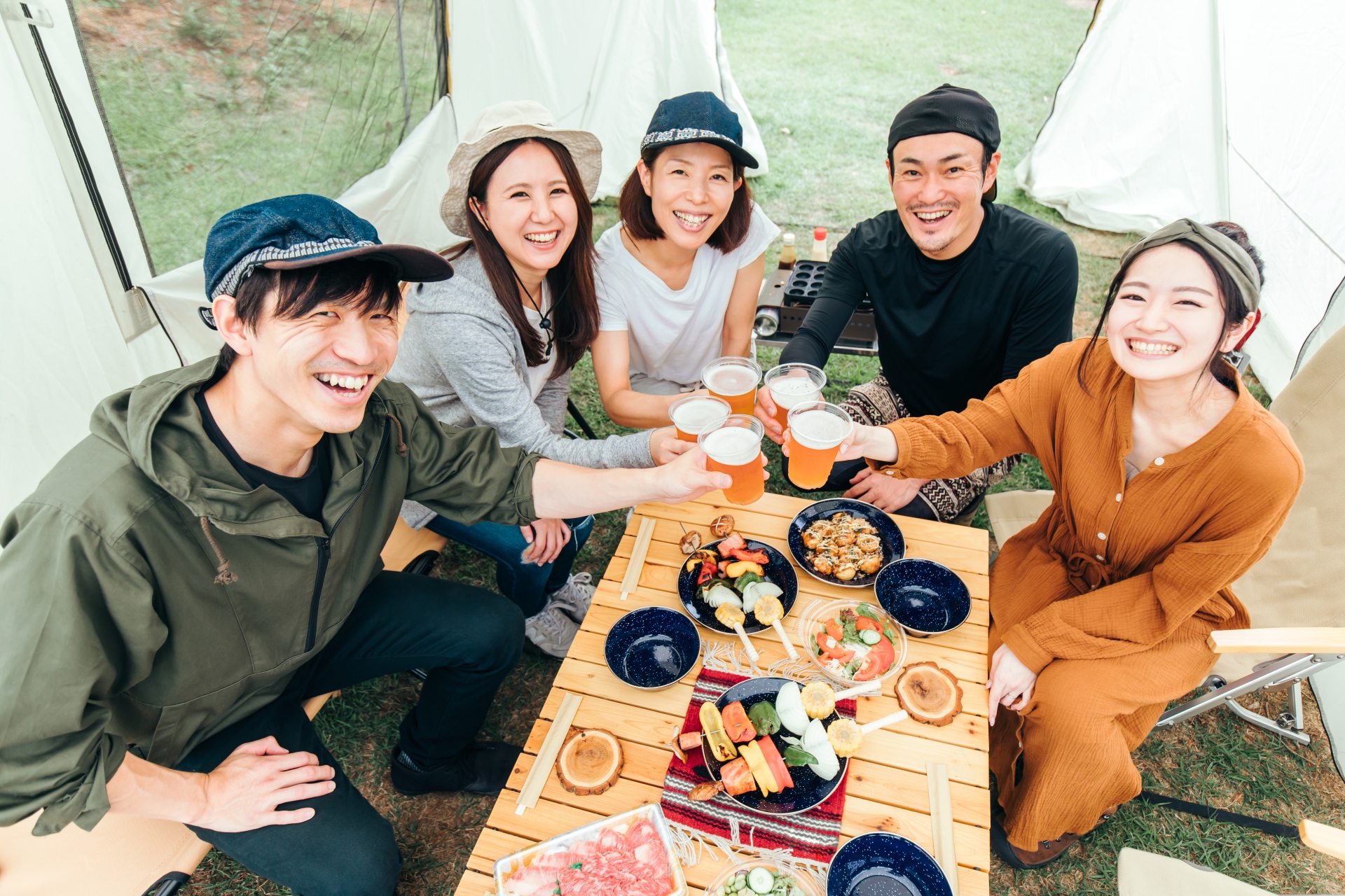 同年代で楽しく会話する日本人男女