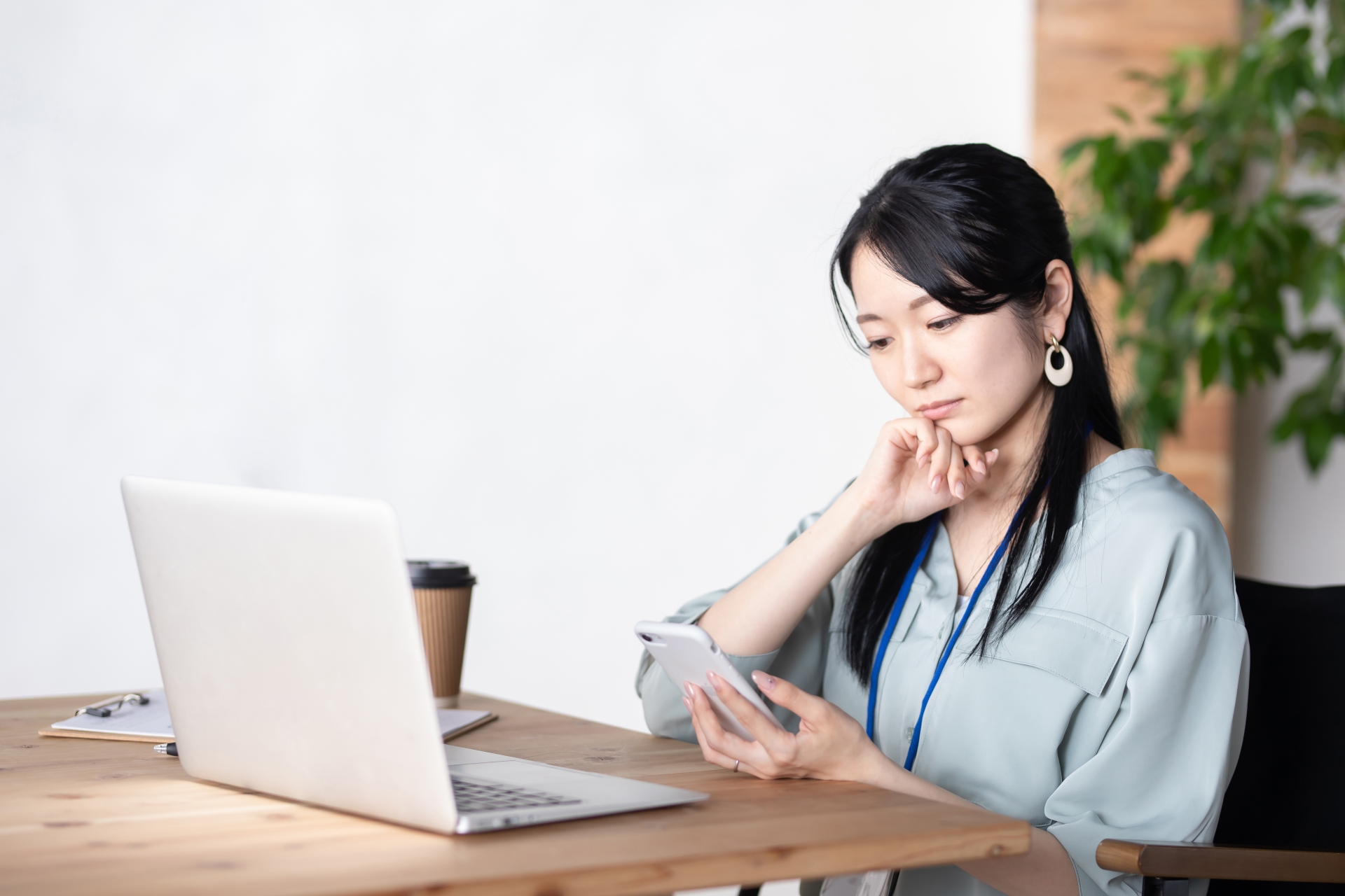 婚活と仕事のスケジュールを管理する日本人