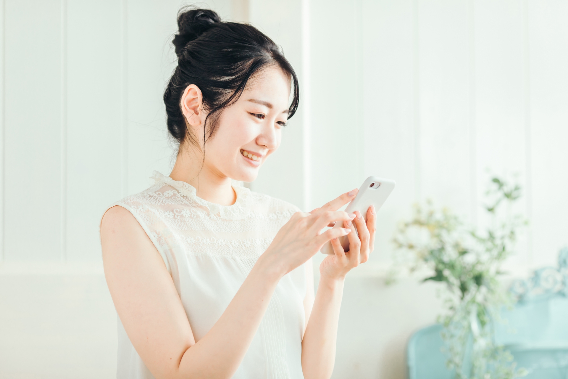 スマホでLINEを確認する日本人女性
