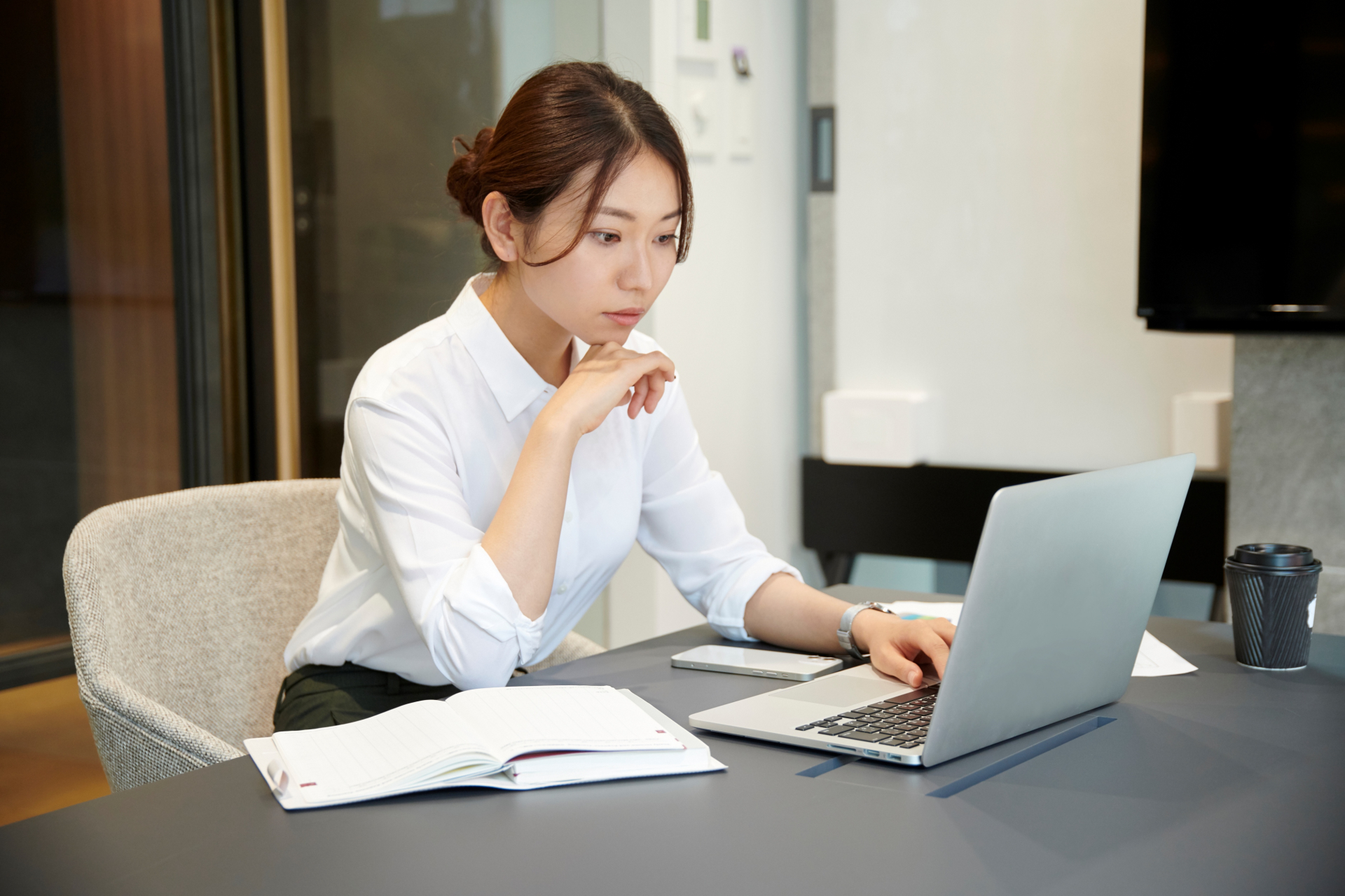 2026年の婚活市場を比較検討する日本人
