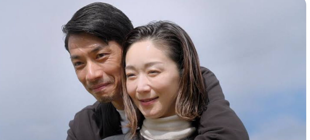 並んで座りこれからについて話す40代の日本人カップル